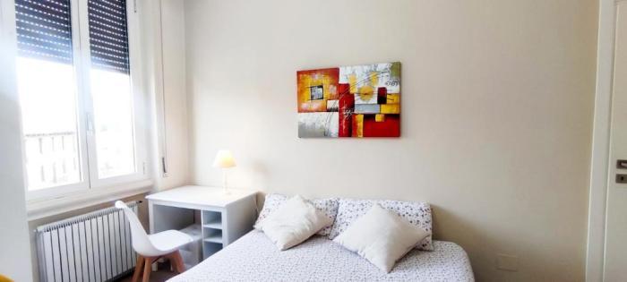 2 Bedroom Gem Near Milano Centrale Fast Wi Fi Kademy House Room photo